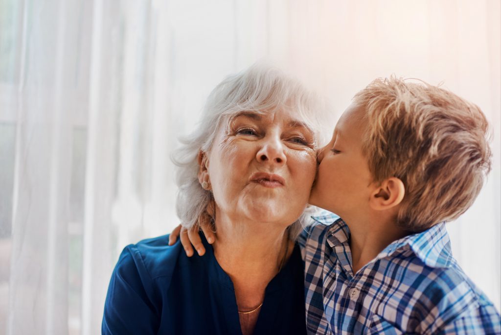 Senior en bonne santé et bien entourée